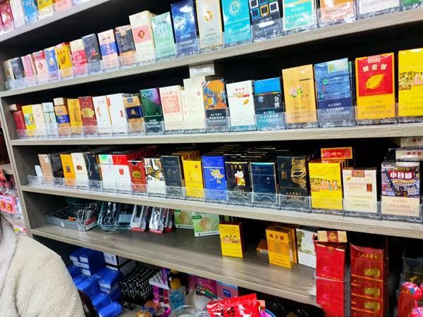 郑州作为河南省的省会城市，拥有多个进口商品超市，您可以在以下地方找到进口香烟